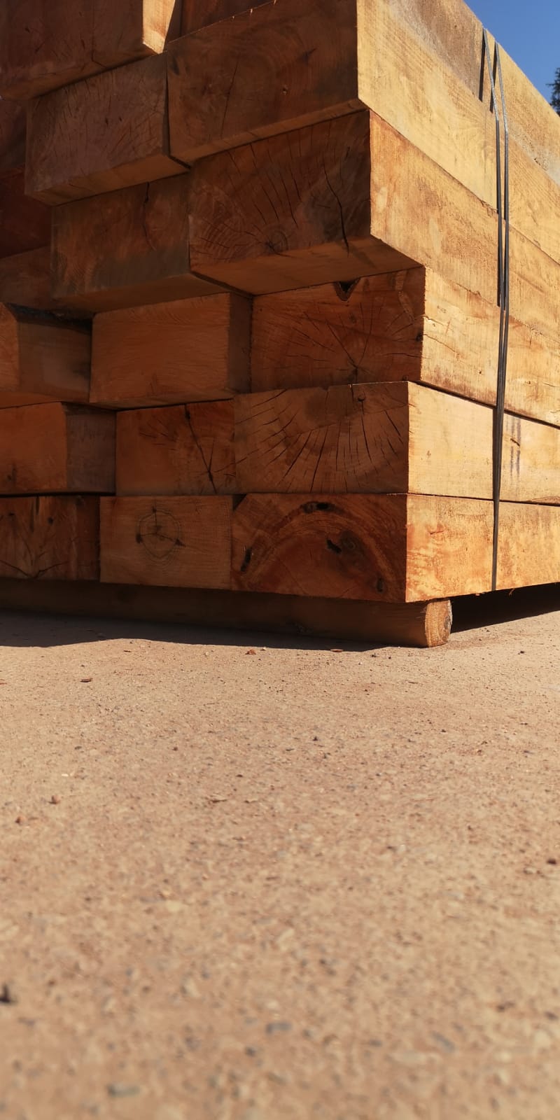 Durmientes — vigas de madera apiladas