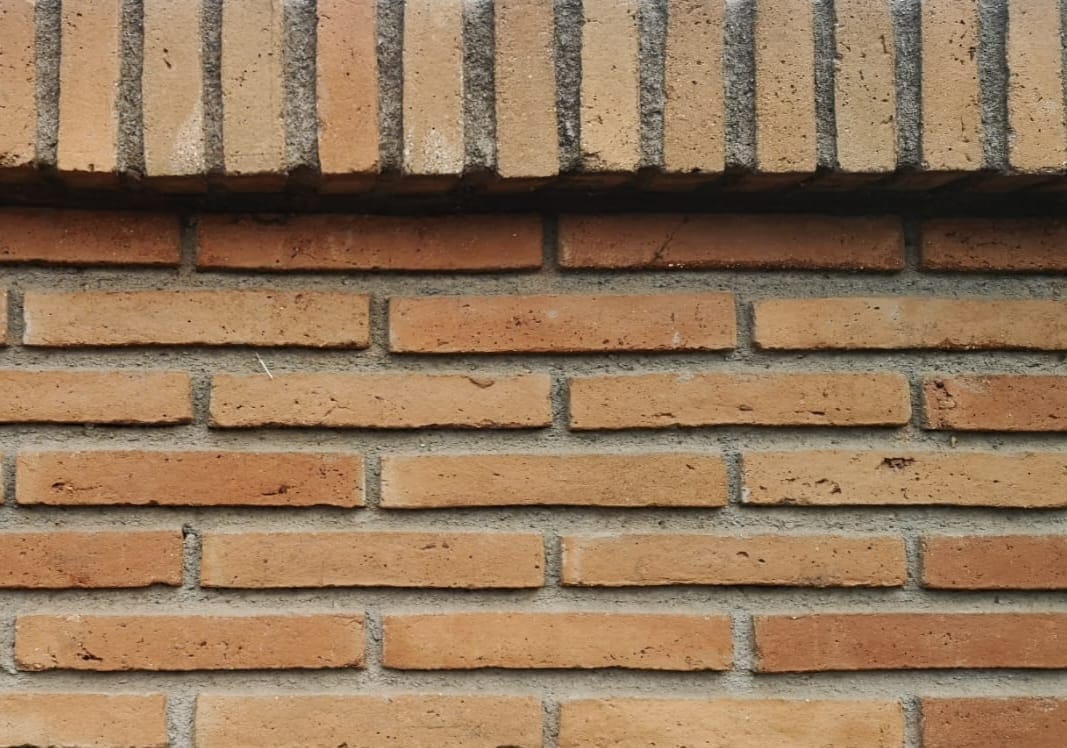 Ladrillo Fiscal Cauquenes — textura de muro artesanal